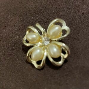 Four leaf clover brooch